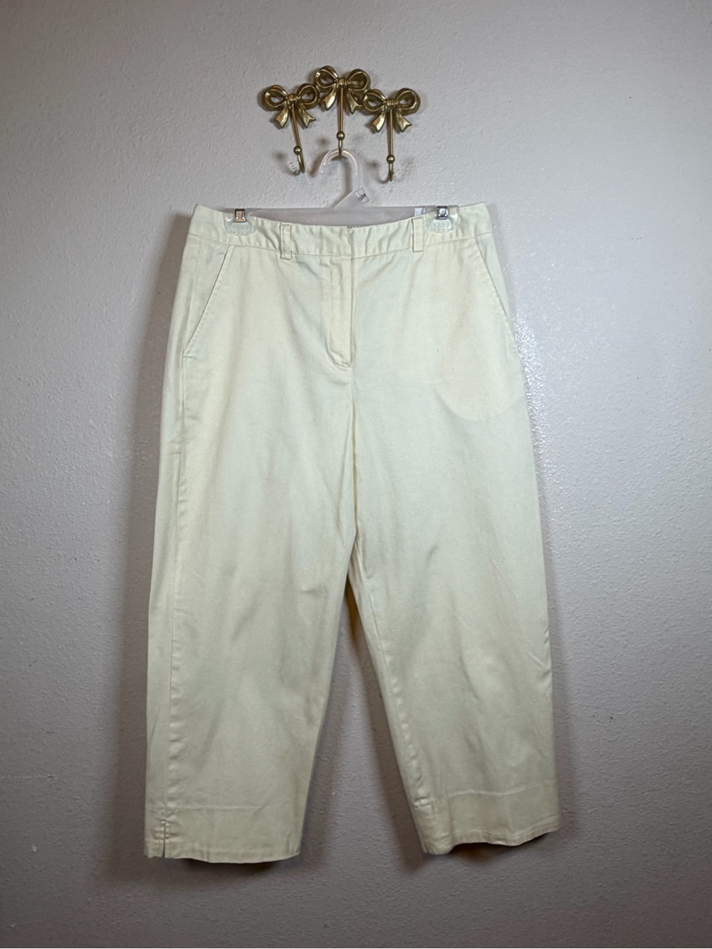 Larry Levine Cream/Butter Yellow Capris Size 10P
